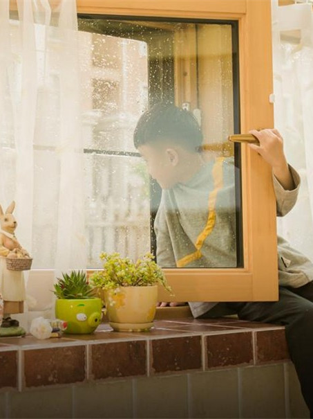 2岁女童头卡防盗窗，家长须知：孩子的居家安全究竟该如何守护？